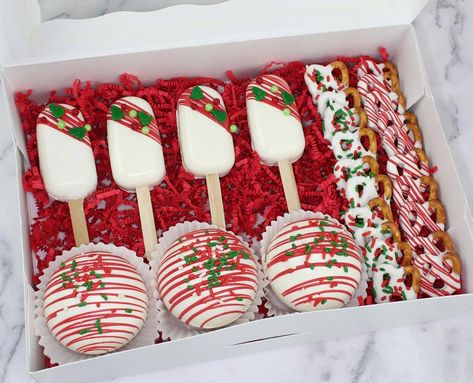 Christmas Dessert Box Ideas, Holiday Treats Gifts, Chocolate Covered Desserts, Christmas Treats For Gifts, Christmas Treats Boxes, Cake Pop Decorating, Christmas Cake Pops, Month Of December, Diy Snacks