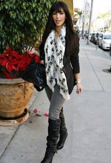 Live Choices: Alexander McQueen Scarves? Yes Please! Mcqueen Scarf Outfit, Alexander Mcqueen Skull Scarf, Mcqueen Scarf, Scarf Trends, Mode Tips, Skull Scarf, Scarf Outfit, Kim Kardashian Style, Kardashian Style