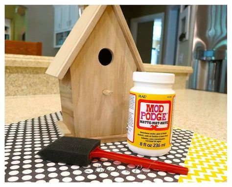 How to Modge Podge a wooden birdhouse. Birdhouse Diy, Diy Vintage Books, Cool Bird Houses, Birdhouse Craft, Bird Houses Ideas Diy, Wood Birdhouses, Vintage Book Pages, Mod Podge Crafts, Bird House Kits