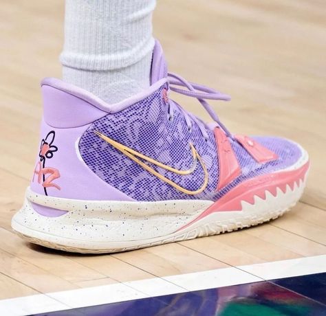 Zapatillas Kyrie Irving, Zapatillas Nike Basketball, Basketball Shoes Kyrie, Curry Basketball Shoes, Bb Shoes, Pink Basketball Shoes, Best Volleyball Shoes, New Basketball Shoes, Girls Basketball Shoes