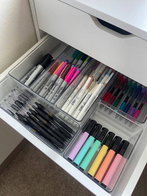 Desk Draw Organization Ideas, Desk Stationary Organization, Organisation Stationary, Aesthetic Stationary Organization, Desk Setup Aesthetic, Work Desk Organization, Draw Organizer, Organization Desk, Middle School Supplies