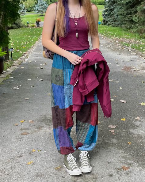 hippie back to school outfit with simple tank top and patchwork harem pants Patch Work Pants Outfits, Hippy Astetic Outfits, Hippie Core Outfits, Hippy Summer Outfits, Y2k Hippie Outfits, Hippie Skater Style, Earthy Hippie Outfits, Grunge Hippie Aesthetic Outfit, Hippe Outfit Aesthetic