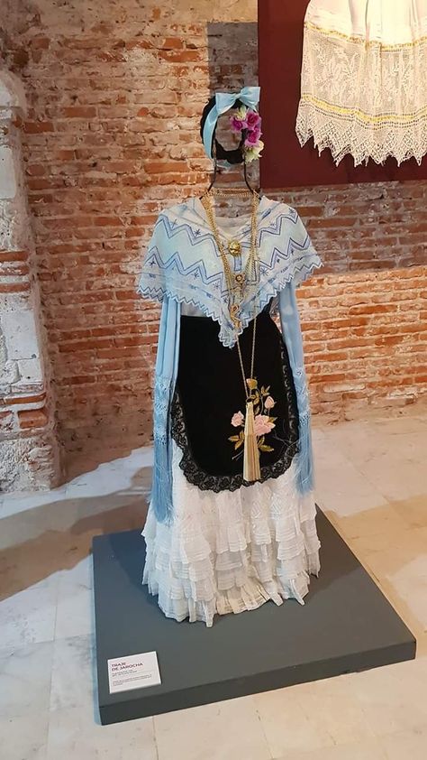 Mexican Culture Outfits, Mexican Traditional Clothing, Mexico Fashion, Mexican Outfit, Mexican Dresses, Aesthetic Clothing, Mexican Culture, Traditional Clothing, Character Outfits