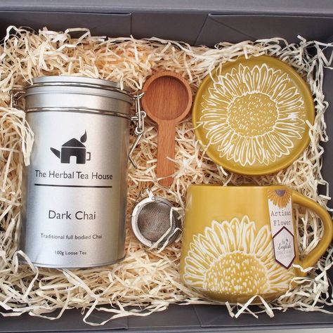 This cute Dark Chai Hamper Box will be a lovely surprise for a tea lover! It will come nicely presented and with some really nice goodies inside! Winter is coming and Dark Chai can be a delicious warming cup of tea! You will also receive an Artisan Flower Mug 400ml and Artisan Flower Tea Tidyas well as tea scoop and ball infuser! All set up for a delicious cup of tea! Tea Hampers, Hamper Box, Hamper Boxes, Gift Tea, Tea Gifts, Flower Tea, Loose Tea, Stoneware Mugs, Tea Accessories