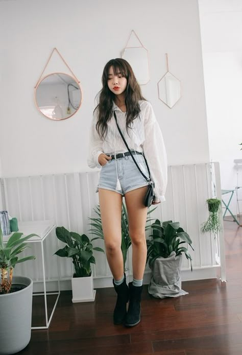 Korean Daily Fashion | Official Korean Fashion// Love the loose top and high waisted shorts Outfit Ideas Korean, Korean Fashion Ideas, Trendy Dresses Summer, Korean Fashion Winter, Korean Fashion Summer, Korean Fashion Outfits, Korean Fashion Trends, Ulzzang Fashion, Mode Inspo