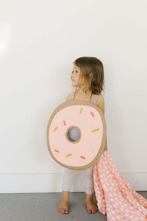 Diy Donut Costume, Cookie Halloween Costume, Donut Halloween Costume, Donut Halloween, Easy Kids Costumes, Donut Costume, Halloween Costumes You Can Make, Cookie Costume, Diy Donut