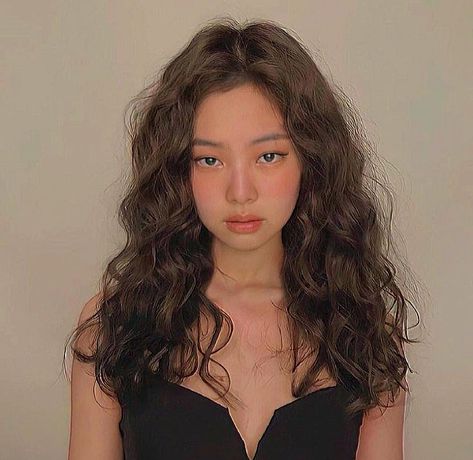 #kimjennie #jennie #blackpinkicon #blackpink #jennieicon #icon #cute #aesthetic Kpop Wavy Hair, Jennie Curly Hair, Brown Curly Hair, Icon Cute, Hair Icon, Blackpink Members, Hair Rollers, Cute Aesthetic, Hair Waves