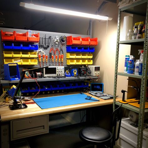 Electronics Workspace, Electronics Workbench, Garage Setup, Makerspace Design, Hobby Room Design, Small Room Setup, Garage Systems, Garage Organization Tips, Electronic Workbench