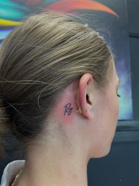 Initials Tattoo Behind Ear, Cursive Tattoos Behind Ear, Behind The Ear Tattoo Initials, Initals Tattoo Behind Ear, Initials Behind Ear Tattoo, Behind Ear Name Tattoo, Fine Line Tattoo Initials, Behind The Ear Name Tattoo, Name Tattoo Behind Ear