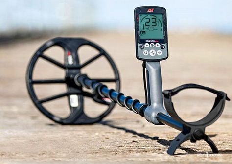 One of the high-frequency metal detectors is the Equinox 800. This detector allows you to identify accurately and quickly, so you will not miss valuable targets. And you can also use it underwater because it is completely waterproof. Metal Detector Reviews, Water Video, Gold Panning, Gold Detector, Future Gadgets, Fossil Hunting, Computer Hard Drive, Dude Perfect, Metal Detectors