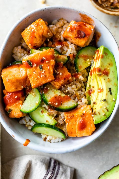 Honey and sriracha make a sweet and spicy glaze for bite-sized salmon pieces. Add rice and some veggies, and you have a complete meal in no time! #salmon #bowls #ricebowls #dinner #healthyrecipes #dairyfree #glutenfree