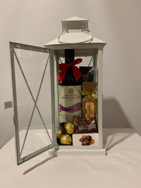 Mini Mixed Drink Gifts, Wine Gift Basket Ideas For Men, Coffee Baskets Gift Ideas, Cute Christmas Gifts Homemade, Red Wine Gift Basket Ideas, Martini Basket Ideas, Christmas Wine Gift Baskets, Vodka Basket Gift Ideas, Baileys Christmas Gift