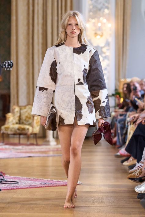 Ladylike Dress, Cool Coats, Fur Leather Jacket, Runway Trends, Print Trends, Shearling Coat, Brown Leather Jacket, Print Jacket, Cow Print