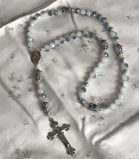 #sirensaesthetic White Goth, Rosary Beads, A Cross, Jewelry Inspo, White Aesthetic, Pretty Jewellery, Cute Jewelry, Rosary, Girly Things