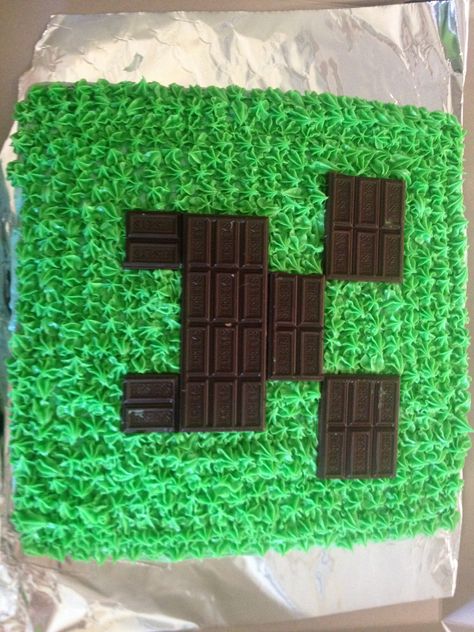 Minecraft cake I made for my son's birthday. Minecraft Baking Ideas, Minecraft Cookie Cake Ideas, Creeper Birthday Cake, Mindcraft Cakes Diy, Creeper Minecraft Cake, Minecraft Cake Easy Simple, Simple Minecraft Cake, Minecraft Dort, Creeper Cake