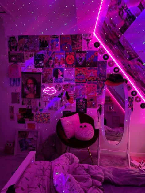 Vibe Rooms Ideas, Neon Room Ideas, Emo Room Decor, Baddie Room Ideas, Dope Rooms, Baddie Bedroom Ideas, Baddie Room, Black Room Decor, Vibe Rooms