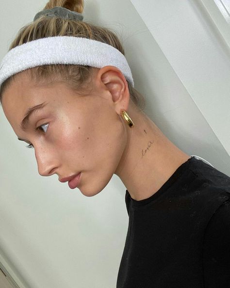 Hailey Beiber Tattoos, Hailey Baldwin Tattoo, Small Neck Tattoos, Tiny Tattoos For Women, Cute Finger Tattoos, Small Girly Tattoos, Petit Tattoo, Neck Tattoos Women, Petite Tattoos