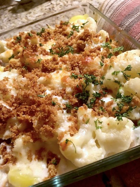 German Cauliflower Potato Casserole or Gratin • MyBestGermanRecipes.com German Cauliflower Recipes, Eisbein Recipe, Winter Casseroles, German Meals, Authentic German Recipes, How To Cook Cauliflower, Cauliflower Sauce, German Food Authentic, Cauliflower Potatoes