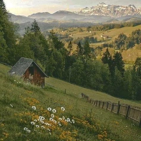 Mountains Aesthetic, Pretty Landscapes, Howls Moving Castle, Nature Aesthetic, Pretty Places, Green Aesthetic, Farm Life, 그림 그�리기, Pretty Pictures