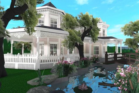 Bloxburg House Layouts Coquette, Roblox Garden Bloxburg, Bloxburg Country Club, Bloxburg Spring House Exterior, Coquette House Layout, Coquette Exterior, Old Money House Bloxburg, Roblox Exterior, Bloxburg Backyard Ideas Aesthetic