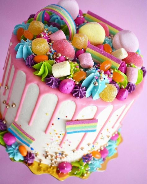 Rainbow Lolly Cake, Lolly Cake Decorations, Lolly Birthday Cake, Candy Cake Ideas Birthday, Colorful Candy Cake, Sweetie Cake, Lolly Cake, Torte Creative, Candy Birthday Cakes