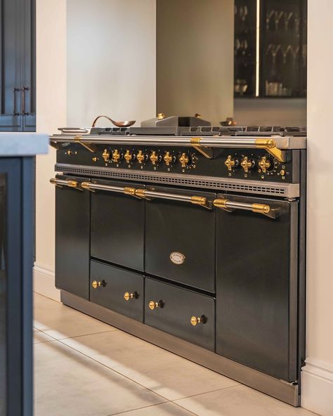 This @systemsixkitchens graphite kitchen combines traditional and contemporary elements and features a Classic Flavigny in Black and Brass. Designer: @anna_christina_designs_s6k Serious Cookers for Serious Cooks™ #lacanche #lacancheuk #mylacanche #rangecooker Lacanche Range Kitchen Sully, Lacanche Range Kitchen, Graphite Kitchen, Lacanche Range, Mediterranean Farmhouse, Range Kitchen, Cliff May, Contemporary Mediterranean, Black Range