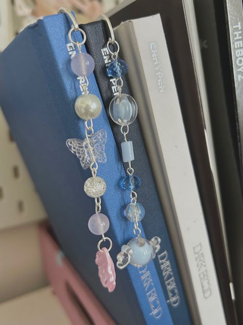 listarcharms on instagram Bookmarks With Charms, Bookmark Charms, Beads Bookmark, Beaded Bookmarks, Diy Jewelry Unique, Diy Bracelet Designs, Pretty Beads, Cute Charms, Beaded Keychains