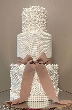 Cake Wedding Elegant, Wedding Cake With Pearls, Brown Wedding Cake, Wedding Cake Recipes, Cake With Pearls, Cake Designs Wedding, Pearls Cake, Pearl Wedding Cake, Modern Wedding Cakes