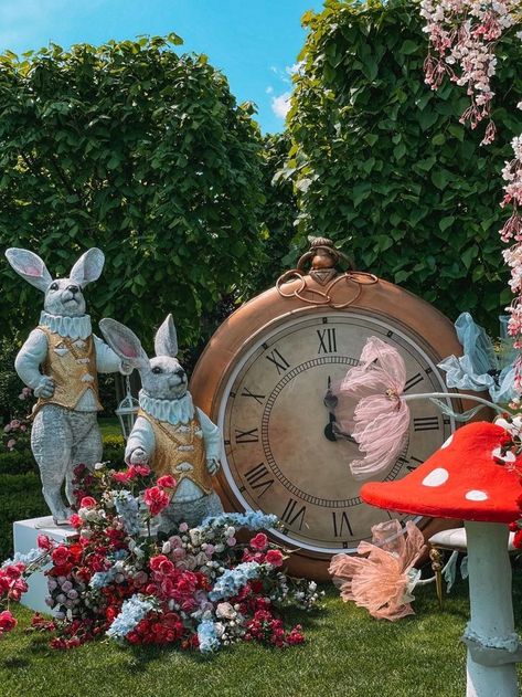 Comic Christmas, Alice In Wonderland Garden, Wonderland Party Decorations, Alice In Wonderland Decorations, Alice In Wonderland Tea Party Birthday, Alice In Wonderland Aesthetic, Alice Tea Party, Mad Hatter Party, Alice In Wonderland Birthday