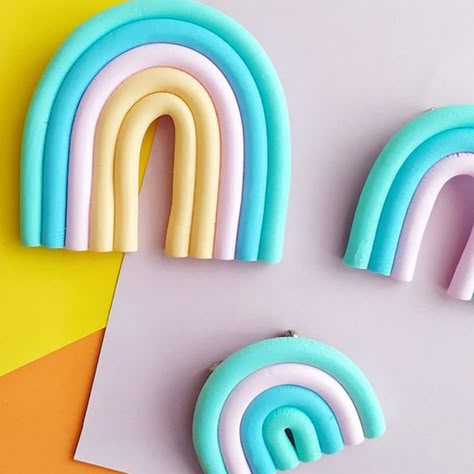 Pour décorer votre sac, un cartable ou une veste apprenez grâce à ce tuto à créer une broche arc en ciel en pâte Fimo à accrocher où vous le souhaitez ! Fimo Kawaii, Crea Fimo, Diy Plaster, Happy Stones, Craft Club, Clay Art Projects, Fimo Clay, Polymer Clay Tutorial, Clay Tutorials