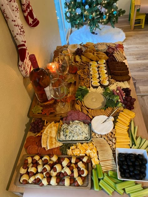 Thanksgiving Party Tray Ideas, Thanksgiving Table Settings Buffet, Friendsgiving Food Board, Friendsgiving Take Home Gift, Big Thanksgiving Dinner, Dessert Table Ideas Thanksgiving, Thanksgiving With Friends Aesthetic, Garage Party Set Up Ideas Thanksgiving, Thanksgiving Eve Party