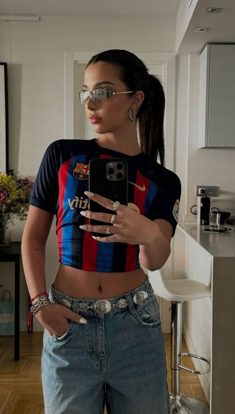 Soccer Game Outfits, Sports Jersey Outfit, Barcelona Women, Women Fitness Photography, Football Wags, Soccer Outfit, Jersey Outfit, Football Outfits, Y2k Outfits