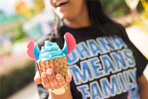 New Treats at Walt Disney World Including a Stitch-Inspired Cupcake Ideas For Cupcakes, Disney Sweets, Disney Desserts, Raspberry Cupcakes, Disneyland Food, Disney Treats, Disney World Food, Disney Snacks, Lilo Y Stitch