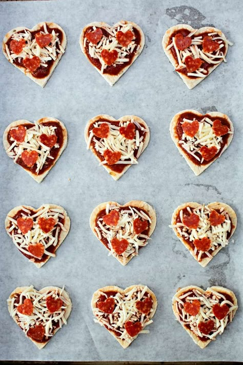 Heart Shaped Pizza - Cute Valentine lunch idea for kids. Pizza Heart Recipe, Pizza Shape Ideas, Cute Pizza Ideas, Pizza Hearts, Heart Pizzas, Valentine Lunch, Mini Pizza Recipes, Valentine Pizza, Shaped Pizza