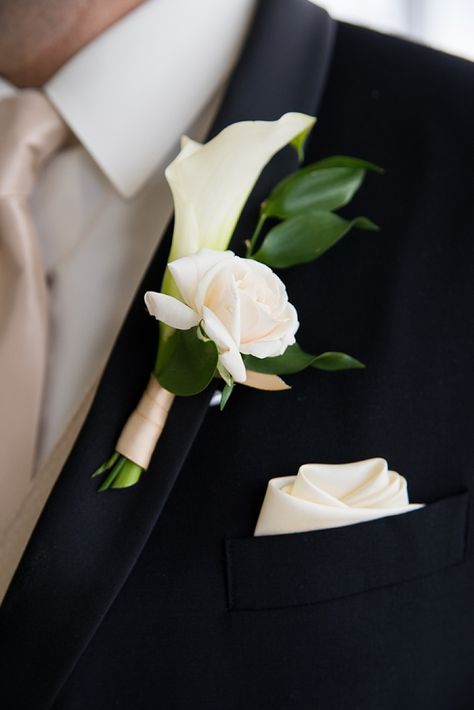 Classic calla and rose boutonniere White Rose Boutonniere, Grooms Men, Calla Lily Wedding, Button Holes Wedding, Rose Boutonniere, Lily Bouquet, Prom Flowers, Groom Boutonniere, Bouquet Ideas