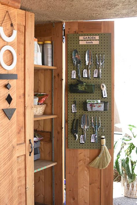 Learn how to create the perfect Garden Tool Pegboard Organization using a Cricut machine, some spray paint and a few labels! Delineate Your Dwelling Peg Board Garden Tool Organization, Gardening Tool Organization, Garden Tool Organization Diy, Garden Supply Organization, Gardening Tool Storage, Laundry Pegboard, Garden Pegboard, Garden Organization Ideas, Pegboard Tool Organization