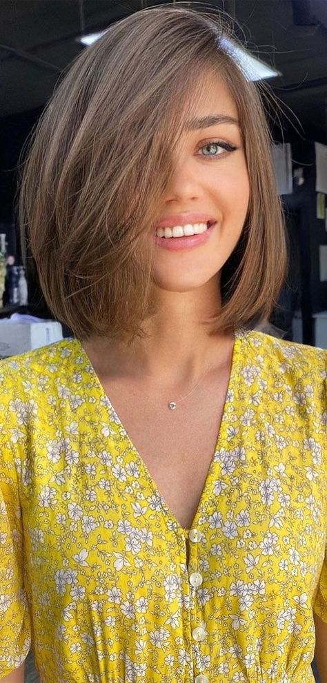 Brown Hair Side Part, Hair Side Part, Side Part Bob, Chic Bob, Haircut Medium, Bob Haircut With Bangs, Bob Haircut For Fine Hair, Long Bob Haircuts, Lob Haircut