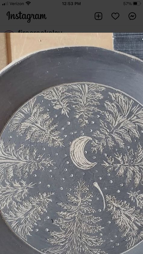 Ceramic Plates Sgraffito, Sgraffito Designs Mountains, Ceramic Pottery Carving Ideas, Scraffito Designs Plate, Sgraffito Christmas Ornaments, Carved Ceramic Plates, Scrafitto Ceramics Plates, Pottery Carving Designs, Sgraffito Bowl Designs