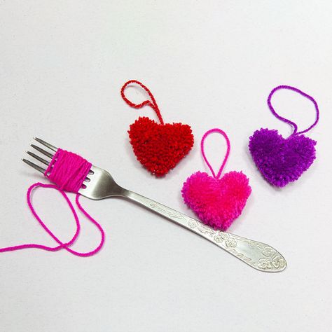 Pom Pom Heart, Easy Pom Pom, How To Make Keychains, Paper Flower Video, Yarn Heart, Wool Crafts Diy, Woolen Flower, Woolen Craft, Valentine's Day Crafts