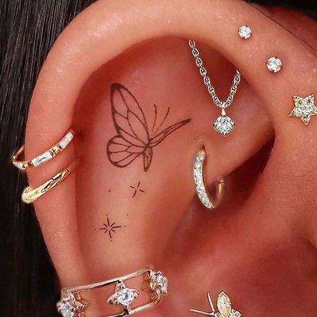 #earings Ear Piercings Styles, Cartlidge Piercing Ideas, Hear Piercing, Ear Piercing Styling, Helix Ear Piercings, Hidden Helix Piercing, Cartlidge Earrings, Multiple Piercings Earrings, Ear Ideas