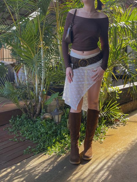 Low Waist Skirt Y2k, Sheer Maxi Skirt Outfits, Chunky Belt Outfits, Thrift Manifest, Outfit Coachella, Vintage Boho Outfit, Country Thunder, Chunky Belt, Low Waist Skirt