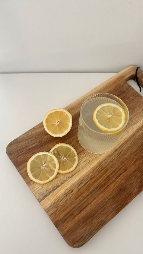 Lemon Water In The Morning, Water Aesthetic, Makanan Diet, Healthy Girl, Healthy Lifestyle Inspiration, Lemon Water, Morning Routine, Healthy Habits, Dream Life