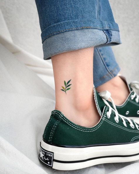 Small Nature Tattoo, Blatt Tattoos, Korea Tattoo, Korean Tattoo, Korean Tattoo Artist, Tattoo Words, Timeless Tattoo, Leaf Tattoo, Korean Tattoos