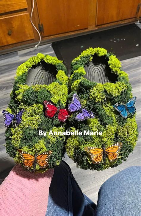 Yarn Slides Diy, Sza Crocs Moss, Crochet Crocs, Bedazzled Shoes Diy, Denim Diy Clothes, Bedazzled Shoes, Nike Shoes Women Fashion, Diy Fashion Projects, Crocs Fashion