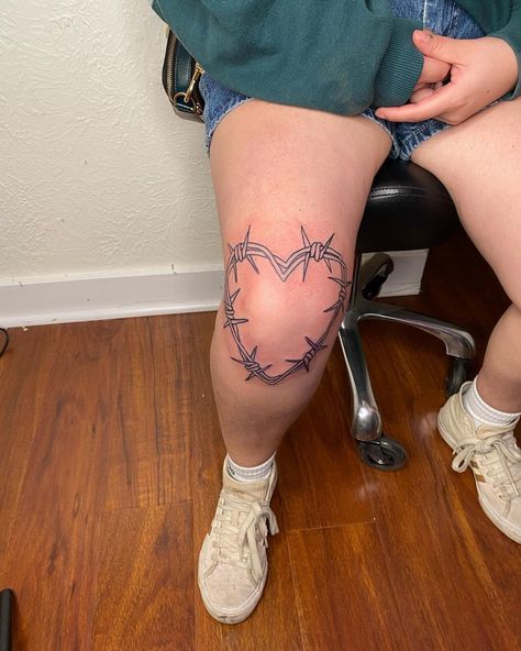 Tattoos Faces Minimalist, Barb Wire Heart Tattoo Knee, Heart Around Knee Tattoo, Barbed Wire Heart Tattoo Knee, Barb Wire Knee Tattoo, Girl Knee Tattoo, Heart Tattoo On Knee, Knee Tattoo Heart, Barbed Wire Knee Tattoo