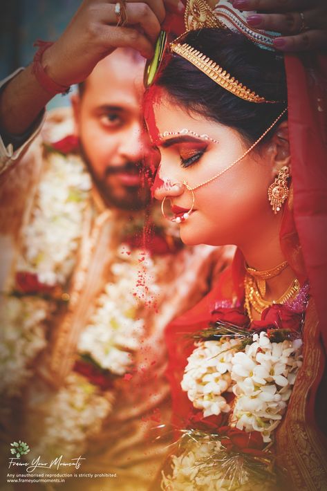 Bengali Wedding Sindur Dan, Sindur Wedding, Bengali Wedding Photography, Indian Wedding Poses, Bengali Bride, Bengali Wedding, Wedding Pic, Bridal Photoshoot, Wedding Couple Poses