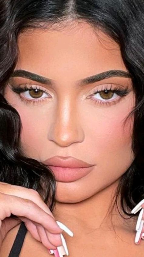 Kylie Jenner Everyday Makeup, Kylie Makeup Look Eyes, Kylie Jenner Makeup Looks Natural, Kyle Jenner Make Up Looks, Kylie Jenner Makeup Looks, Kylie Jenner Eye Makeup, Kylie Jenner Eyes, Kylie Jenner Face, Kylie Jenner Makeup Look