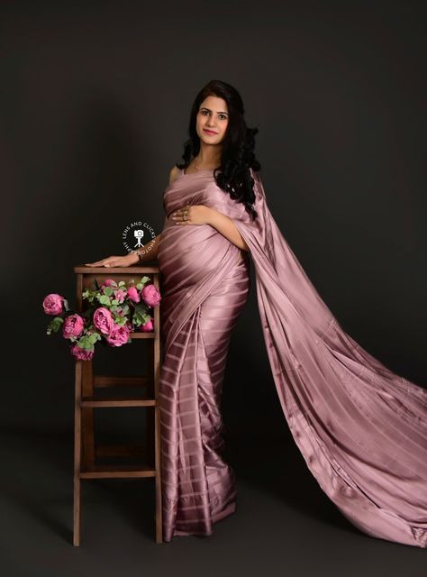 Sari Maternity Shoot, Maternity Indian Outfits, Saree Maternity Photoshoot, Pregnancy Photoshoot Indian, Baby Shower Saree Indian, Maternity Shoot In Saree, Maturity Poses, Traditional Maternity Shoot, Baby Shower Saree