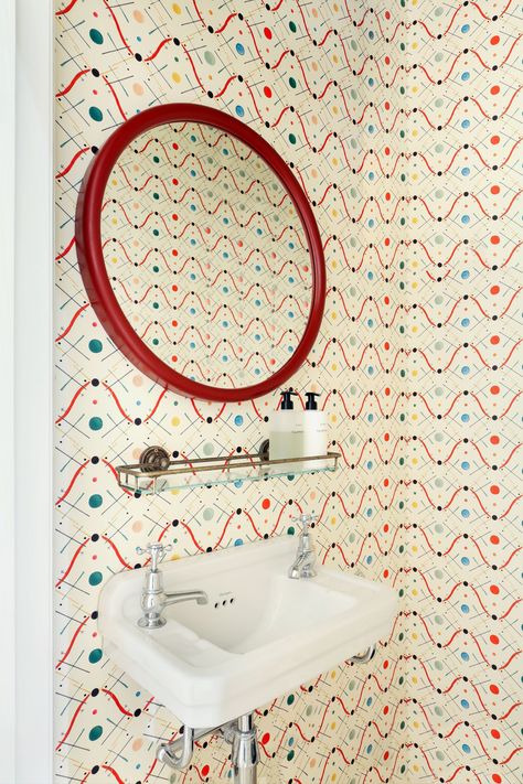 Before even thinking of hanging bathroom wallpaper, prime the walls with moisture-resistant primer, recommends Sophie. The wall needs to be smooth, flat and clean. Although wallpaper handily covers minor imperfections in walls, avoid using it when the surface is porous or textured. Types Of Wallpaper, Bathroom Wallpaper Ideas, Wallpaper Application, Splash Zone, Best Bathroom Designs, Bathroom Windows, Bathroom Wallpaper, Bathroom Designs, Green Wallpaper