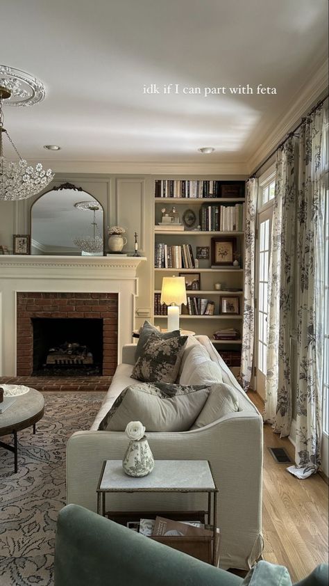 Nancy Meyers Inspired Home, Nancy Myers Homes Aesthetic Living Room, Nancy Mayer Interior, House Owner Aesthetic, Nancy Meyers House Aesthetic, Nancy Meyers Apartment Aesthetic, Nancy Meyers Exterior, Nancy Meyers Home Decor, Nancy Meyers Living Room Aesthetic